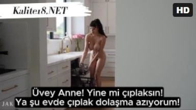 Evde çıplak dolaşan üvey annem - Üvey anne fantezi pornosu