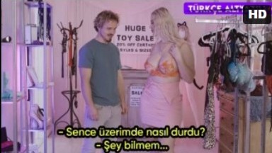 Mağaza çalışanının aklını başından alıyor - Balık etli sarışın porno