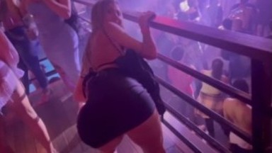 Kulübün tuvaletinde gizlice sikişen internet fenomeni! İfşa porno